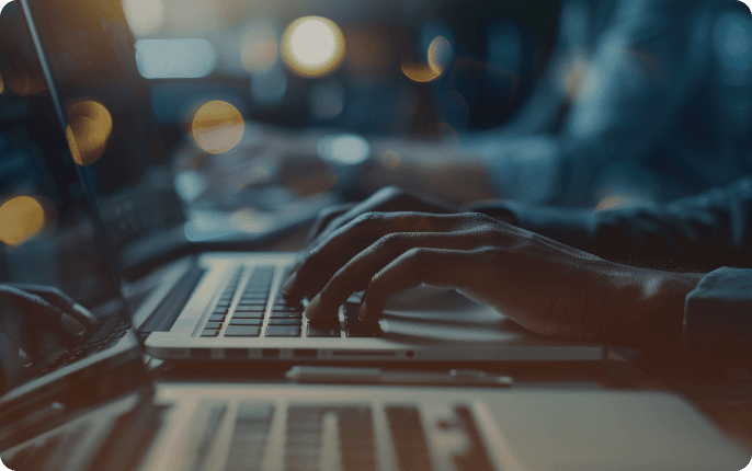 Profissional trabalhando em estratégias de marketing digital